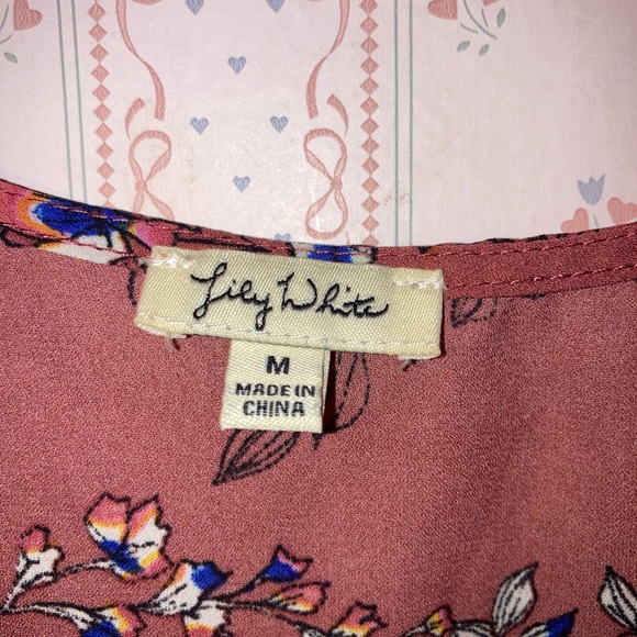 Fun off-the-shoulder floral blouse! Size medium - Picture 6 of 6